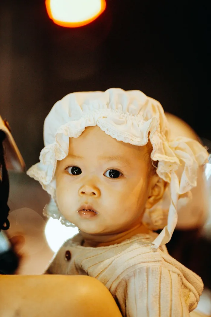 Bébé en tenue de baptême