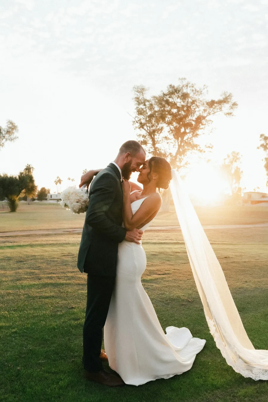 Couple de mariés au coucher du soleil