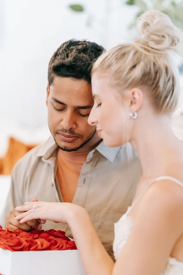 Couple de fiancés, bague de fiançailles à la main