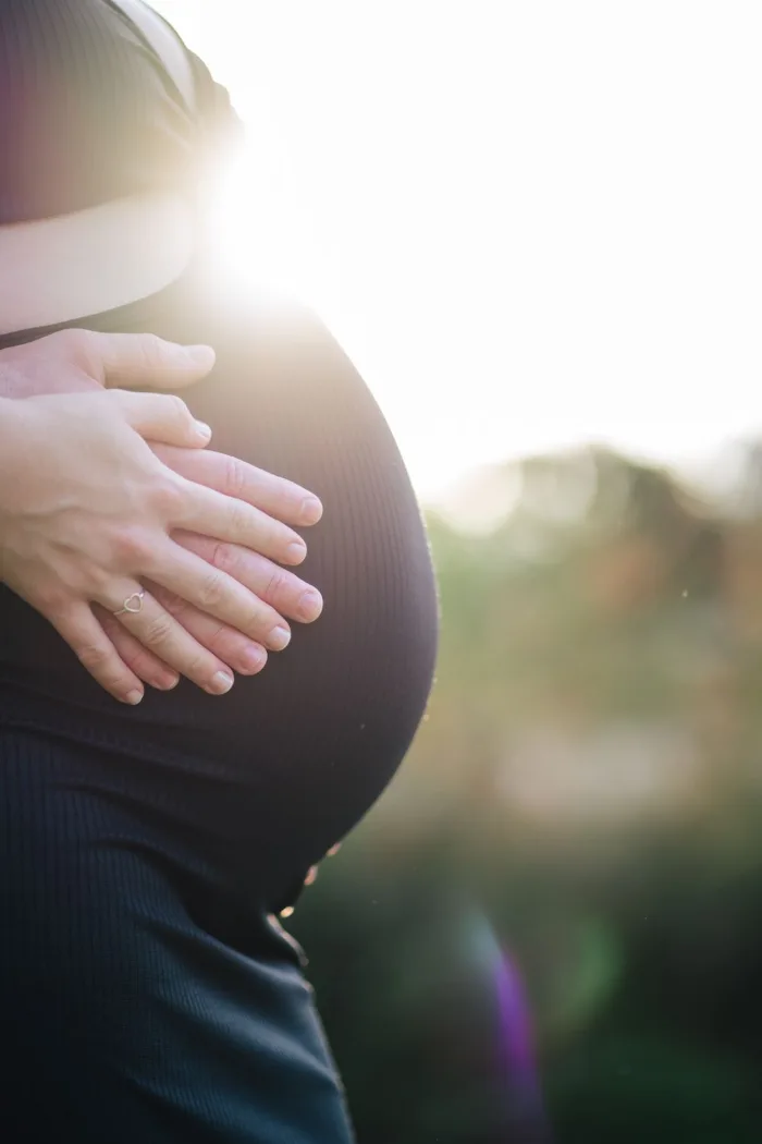 Future maman, les mains posées sur son ventre